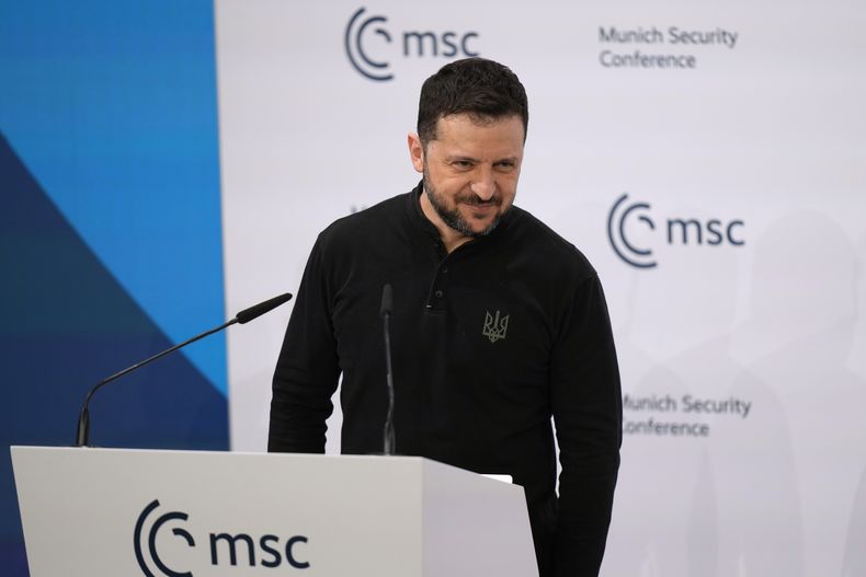 El presidente ucraniano Volodymyr Zelenskyy se prepara para pronunciar un discurso durante la Conferencia de Seguridad de Múnich en el hotel Bayerischer Hof, el sábado 15 de febrero de 2025, en Múnich, Alemania. (AP Foto/Matthias Schrader)