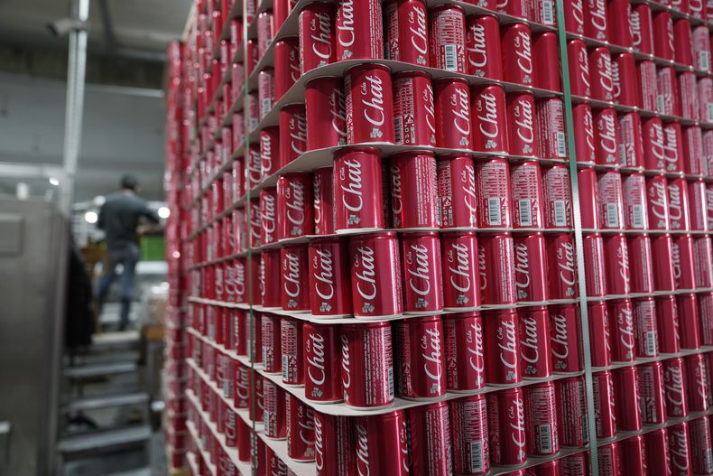 Palés de latas de aluminio se ven en la planta de embotellamiento de Chat Cola, en la ciudad cisjordana de Salfit, el 13 de febrero de 2025. (AP Foto/Nasser Nasser)