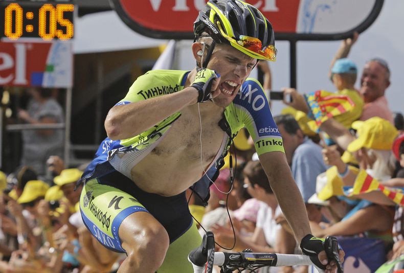 El ciclista polaco Rafal Majka cruza la meta para ganar la 14ta etapa del Tour de Francia el s&aacute;bado, 19 de julio del 2014, en Risoul, Francia.  (Foto AP/Laurent Cipriani)