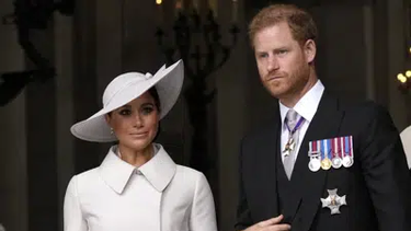 el principe harry y meghan markle protagonizaron un romantico momento en juego de los lakers