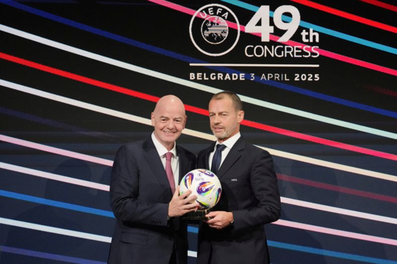 ARCHIVO - Foto del 3 de abril del 2026, el presidente de la UEFA Aleksander Ceferin y el presidente de la FIFA Gianni Infantino, sostienen un balón durante el 49mo congreso de la UEFA. 0(AP Foto/Darko Vojinovic, Archivo)
