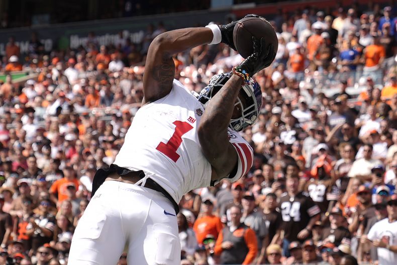 El receptor abierto de los Giants de Nueva York, Malik Nabers (1), atrapa un pase de touchdown contra los Browns de Cleveland durante la primera mitad, el domingo 22 de septiembre de 2024 en Cleveland. (AP Foto/Sue Ogrocki)