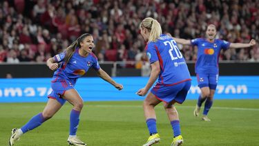 Delphine Cascarino del Lyon celebra con su compañera Lindsey Horan el primer gol en el encuentro de cuartos de final de la Liga de Campeones de mujeres ante el Benfica el martes 19 de marzo del 2024. (AP Foto/Armando Franca)