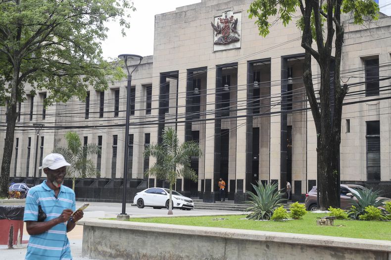 ARCHIVO – El escudo de armas del país en la fachada de un edificio gubernamental en Puerto España, Trinidad y Tobago, el 20 de agosto de 2024. (AP Foto/Ash Allen, Archivo)
