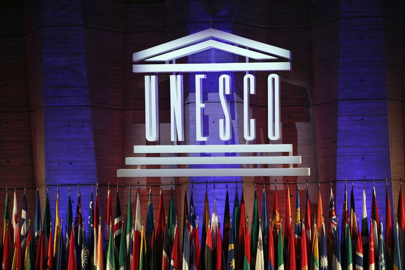 Archivo - El logotipo de la Organización de las Naciones Unidas para la Educación, la Ciencia y la Cultura (UNESCO) durante la 39ª sesión de la Conferencia General en la sede de la UNESCO en París, el 4 de noviembre de 2017. (AP Foto/Christophe Ena, Archivo)