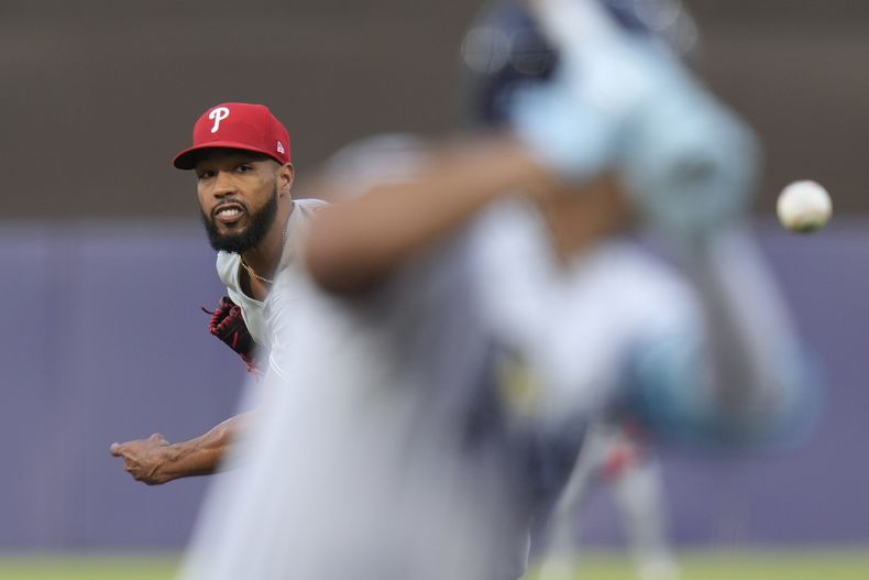 El dominicano Cristopher Sánchez, de los Filis de Filadelfia, hace un lanzamiento en el duelo ante los Rays de Tampa Bay, el miércoles 7 de mayo de 2025 (AP Foto/Chris OMeara)