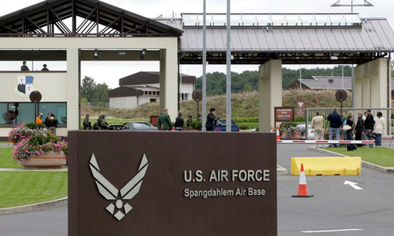 ARCHIVO - La entrada principal de la base aérea estadounidense en Spangdahlem, al oeste de Alemania, se ve el 11 de septiembre de 2007. (Foto AP/Roberto Pfeil, archivo)