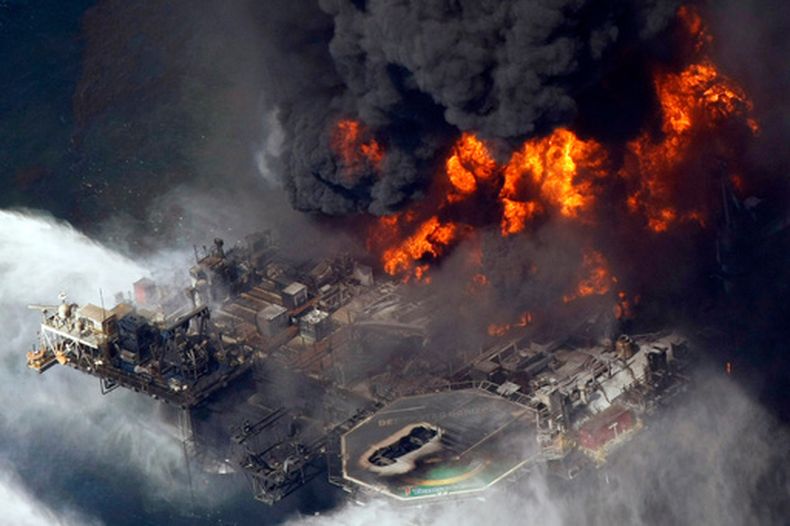 ARCHIVO – La plataforma petrolera de Deepwater Horizon arde el 21 de abril de 2010, en el golfo de México, a más de 80 kilómetros (50 millas) al sureste de Venice, Luisiana. (AP Foto/Gerald Herbert, Archivo)