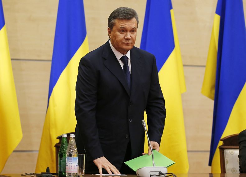 El fugitivo presidente de Ucrania, Viktor Yanukovych, poco antes de ofrecer una conferencia de prensa en Rostov del Don, Rusia, el viernes 28 de febrero de 2014. (Foto AP/Pavel Golovkin)