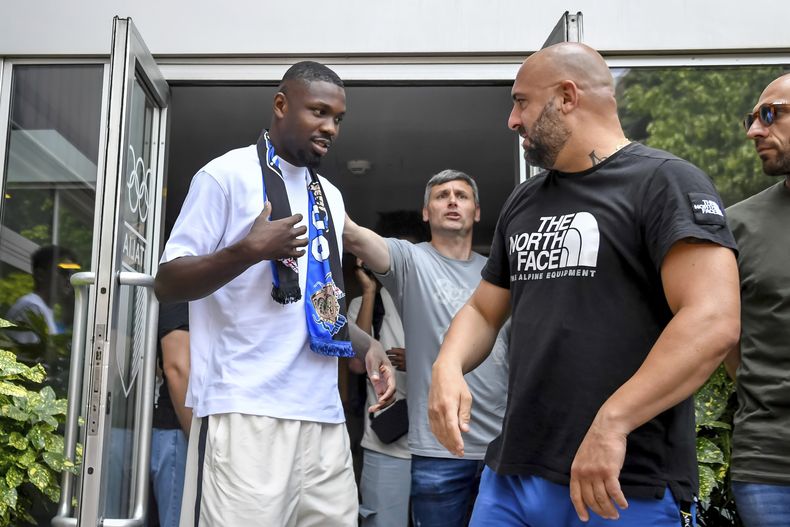 Marcus Thuram con una bufanda del Inter de Milán en la sede del Comité Olímpico Italiano, donde se sometió a un reconocimiento médico, el jueves 27 de junio de 2023. (Claudio Furlan/LaPresse vía AP)