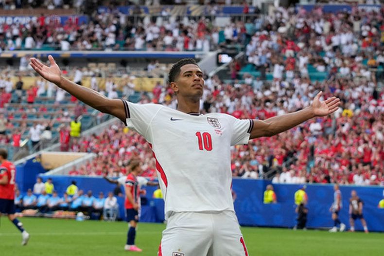 Jude Bellingham celebra tras anotar el segundo gol de Inglaterra en el partido contra Noruega en los cuartos de final del Mundial, el sábado 11 de julio de 2026, en Miami Gardens, Florida. (AP Foto/Lynne Sladky)