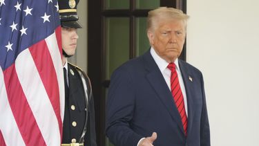 El presidente Donald Trump espera para saludar al primer ministro de Canadá, Mark Carney, en la Casa Blanca, el martes 6 de mayo de 2025, en Washington. (AP Foto/Mark Schiefelbein)