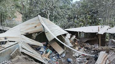 Casas dañadas por la erupción del monte Lewotobi Laki-Laki en Flores Oiental, Indonesia, el lunes 4 de noviembre de 2024. (AP Foto)