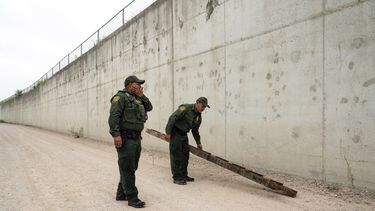 ARCHIVO - Agentes de la Patrulla Fronteriza retiran una escalera usada por migrantes para cruzar un muro cerca del cruce fronterizo de Hidalgo, Texas, el 4 de mayo de 2023. (AP Foto/Veronica G. Cardenas, archivo)