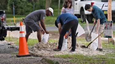 Los residentes llenan sacos de arena en el Edward Medard Conservation Park en preparación para una tormenta de fin de semana en Plant City, Florida. (AP Foto/Chris OMeara)