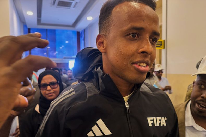 El árbitro somalí Omar Artan, a quien se le negó el ingreso a Estados Unidos, llega a Mogadiscio, Somalia, el miércoles 10 de junio de 2026. (AP Foto/Farah Abdi Warsameh)