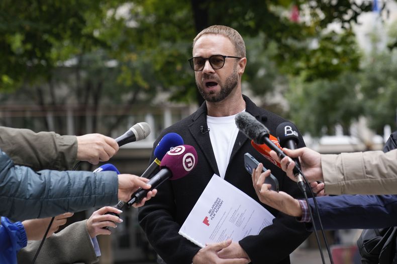 Andrei Hniot, prominente crítico del gobierno bielorruso, le habla a la prensa frente a la sede de la presidencia en Belgrado, Serbia, el 16 de septiembre del 2024. (AP foto/Darko Vojinovic)