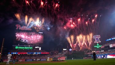 Los fuegos artificiales estallan durante el Juego de Estrellas de las Grandes Ligas de Béisbol (MLB) entre la Liga Americana y la Liga Nacional, el martes 14 de julio de 2026, en Filadelfia. (Foto AP/Matt Slocum)