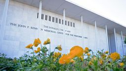 La fachada del Centro de Artes Escénicas John F. Kennedy en Washington, el 29 de mayo del 2026. (AP foto/Cliff Owen)