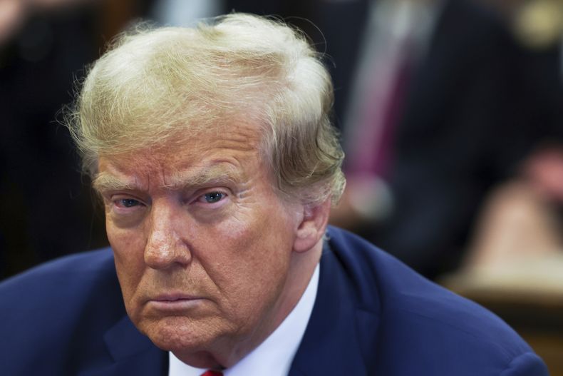 ARCHIVO - El expresidente Donald Trump asiste a los argumentos finales en el juicio civil por fraude de la Organización Trump en la Corte Suprema del estado de Nueva York, en Manhattan, el 11 de enero de 2024. (Shannon Stapleton/Pool Photo vía AP, archivo)