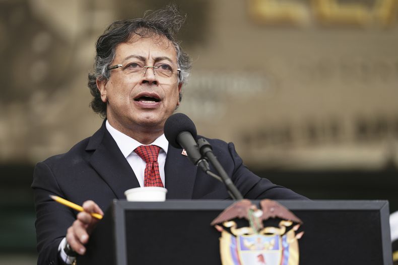 El presidente Gustavo Petro habla durante una ceremonia militar el viernes 6 de junio de 2025, en Bogotá, Colombia. (AP Foto/Iván Valencia)