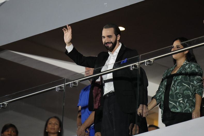 El presidente salvadoreño Nayib Bukele saluda durante la ceremonia inaugural de los Juegos Centroamericanos y del Caribe en San Salvador, el viernes 23 de junio de 2023. Su partido Nuevas Ideas anunció el lunes 26 de junio de 2023 que Bukele se inscribió como precandidato para participar en los comicios presidenciales de 2024, pese a que según abogados y opositores la constitución prohíbe la reelección. (AP Foto/Arnulfo Franco)