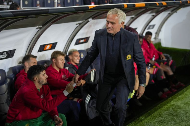 El portugués José Mourinho, técnico del Fenerbahce, saluda a los jugadores del Manchester United antes de enfrentarlos en la Liga Europa, el jueves 24 de octubre de 2024, en Estambul, Turquía (AP Foto/Francisco Seco)