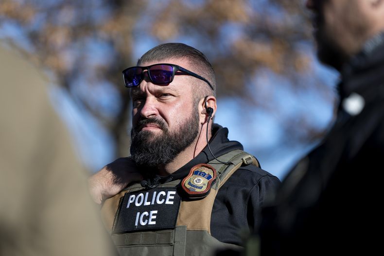 El director de campo en Baltimore del Servicio de Control de Inmigración y Aduanas (ICE, por sus siglas en inglés) Matt Elliston, escucha durante una charla informativa, el lunes 27 de enero de 2025, en Silver Spring, Maryland. (AP Foto/Alex Brandon)