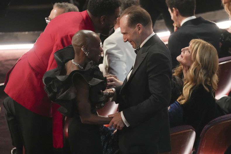 Colman Domingo, de izquierda a derecha, Cynthia Erivo, Ralph Fiennes y Laura Dern en la audiencia durante los Oscar el domingo 2 de marzo de 2025 en el Teatro Dolby de Los Ángeles. (Foto AP/Chris Pizzello)