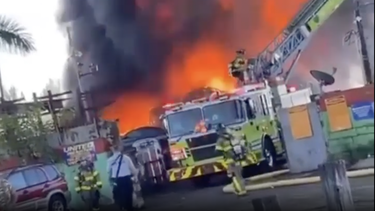 deposito de carros chatarra se incendia en opa-locka