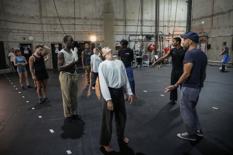 El coreógrafo franco-argelino Mourad Merzouki, derecha, guía a sus bailarines mientras ensayan la Danza de los Juegos en la sala de conciertos de Creteil, al este de París, el miércoles 31 de julio de 2024. Merzouki llevará la danza hip hop a los Juegos Olímpicos de París. El coreógrafo franco-argelino es el creador de la Danza de los Juegos. La exhibición de Merzouki en el Parque de Campeones en Trocadéro comienza el lunes 2 de agosto. 5, 2024. (Foto AP/Michel Euler)