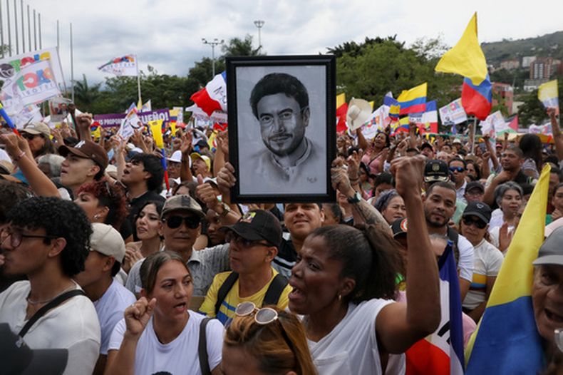 Simpatizantes de Iván Cepeda, candidato presidencial por la coalición Pacto Histórico, lo animan durante un mitin de campaña en Cali, Colombia, el jueves 26 de febrero de 2026. (AP Foto/Santiago Saldarriaga)