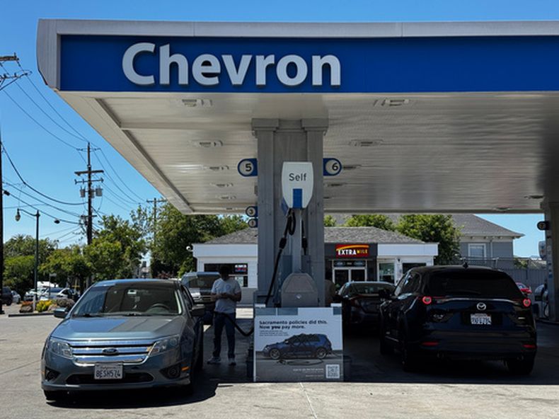 Un letrero en el que se culpa a las políticas del estado por el elevado costo de la gasolina, en una gasolinera Chevron, el jueves 21 de mayo de 2026, en Alameda, California. (AP Foto/Terry Chea)