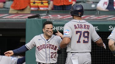 El venezolano José Altuve, de los Astros de Houston, felicita al cubano José Abreu, quien babeó un jonrón en el primer inning del duelo del sábado 10 de junio de 2023, ante los Guardianes de Cleveland (AP Foto/Sue Ogrocki)
