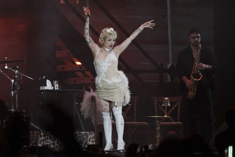 La cantante chilena Mon Laferte durante su presentación en la 25ª edición del festival de música Vive Latino en la Ciudad de México, el domingo 16 de marzo de 2025. (Foto AP/Aurea Del Rosario)