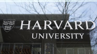 ARCHIVO – El logotipo de la Universidad de Harvard en un edificio de la institución, el martes 15 de abril de 2025, en Cambridge, Massachusetts. (AP Foto/Charles Krupa, Archivo)