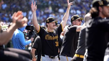 El abridor de los Piratas de Pittsburgh Paul Skenes celebra en el dugout después de que Yasmani Grandal bateara un sencillo productor de dos carreras en la quinta entrada del juego de béisbol en contra de los Cachorros de Chicago, el viernes 17 de mayo de 2024, en Chicago. (AP Foto/Charles Rex Arbogast)
