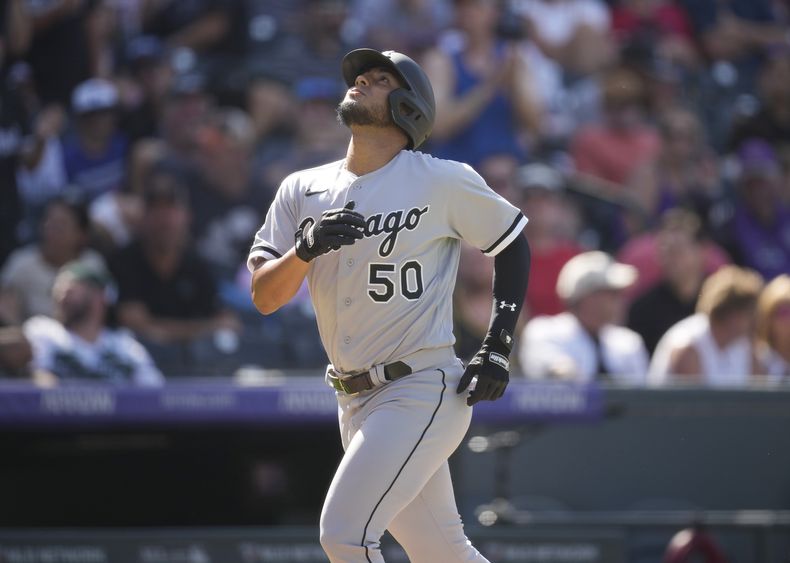 El venezolano Lenyn Sosa de los Medias Blancas de Chicago recorre las bases tras pegar un jonrón de tres carreras frente al relevista de los Rockies de Colorado Justin Lawrence el domingo 20 de agosto del 2023. (AP Foto/David Zalubowski)