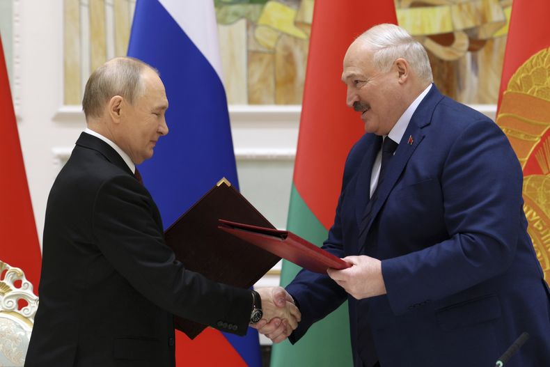 El presidente ruso, Vladímir Putin, y el presidente bielorruso, Aleksandr Lukashenko, se dan la mano durante una reunión oficial en Minsk, Bielorrusia, el 6 de diciembre de 2024. (Gavriil Grigorov, Sputnik, Kremlin pool Photo vía AP)