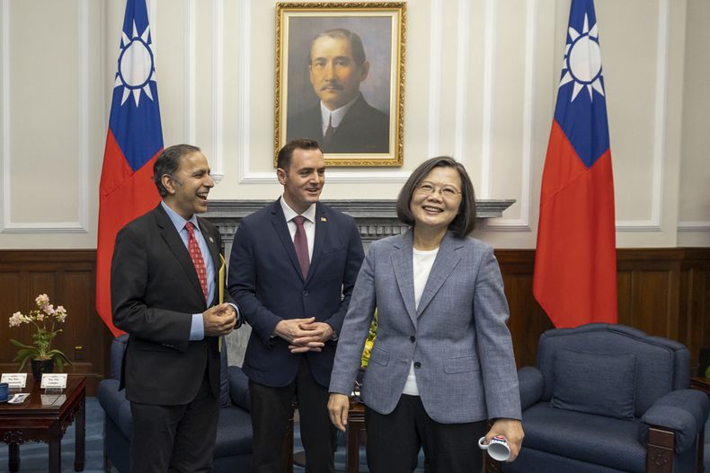 En esta imagen publicada por la Oficina Presidencial en Taiwán, la presidenta de Taiwán, Tsai Ing-wen, a la derecha, se reúne con el representante Mike Gallagher, republicano, presidente del Comité Selecto de la Cámara de Representantes sobre el Partido Comunista Chino, en el centro, y Raja Krishnamoorthi, demócrata por Illinois, en Taipéi, en Taiwán, el jueves 22 de febrero de 2024. (Oficina Presidencial en Taiwán via AP)