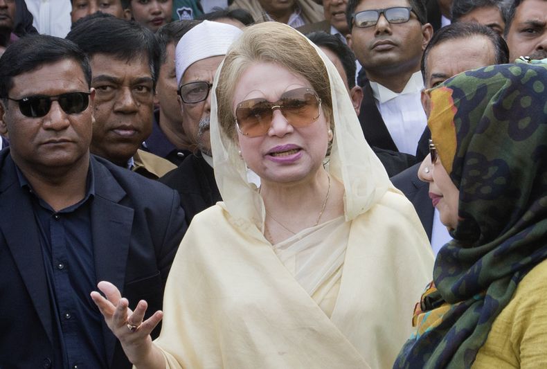ARCHIVO - La ex primera ministra y presidenta del Partido Nacionalista de Bangladesh (BNP) Khaleda Zia, en el centro, sale tras una comparecencia judicial en Daca, Bangladesh, el 28 de diciembre de 2017. (AP Foto/A.M. Ahad, Archivo)