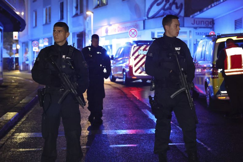 ARCHIVO - Agentes de policía vigilan el lugar donde personas fueron agredidas en un festival en Solingen, en el oeste de Alemania, de acuerdo con la agencia de noticias alemana dpa, el viernes 23 de agosto de 2024. (Gianni Gattus/dpa vía AP, archivo)