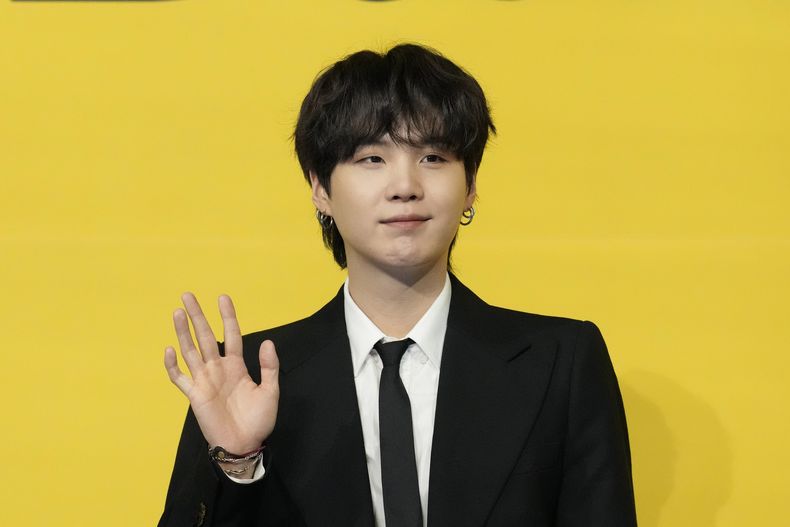 ARCHIVO - Suga, miembro de la banda de K-pop surcoreana BTS, posa antes de una conferencia de prensa para presentar su nuevo sencillo Butter en Seúl, Corea del Sur, el 21 de mayo de 2021. (Foto AP/Lee Jin-man, archivo)