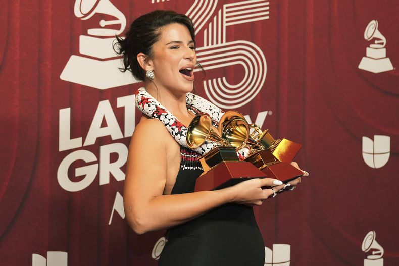 Nathy Peluso sostiene sus tres premios en la ceremonia del Latin Grammy el jueves 14 de noviembre de 2024, en Miami. (Foto AP/Rebecca Blackwell)