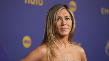 ARCHIVO - Jennifer Aniston llega a la 76a entrega de los premios Primetime Emmy el 15 de septiembre de 2024 en el Teatro Peacock de Los Ángeles. (Foto AP/Jae C. Hong, archivo)