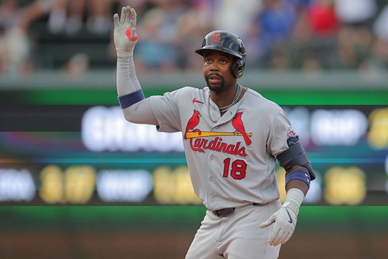 Jordan Walker, de los Cardenales de San Luis, hace un gesto al dugout tras conectar un doble de dos carreras ante los Cachorros de Chicago, el domingo 16 de agosto de 2026 (AP Foto/Melissa Tamez).
