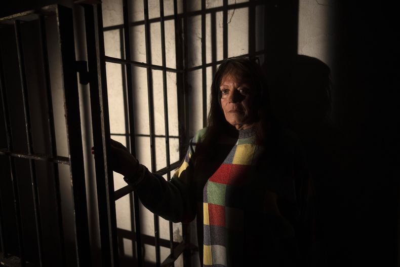Julieta González posa para una foto el martes 23 de mayo de 2023 dentro del llamado Pozo de Banfield, donde la dictadura militar argentina la retuvo durante un mes, en Buenos Aires, Argentina. González y otras cuatro mujeres transgénero testificaron en abril sobre la represión que sufrieron durante el régimen militar del país. (AP Foto/Víctor R. Caivano)
