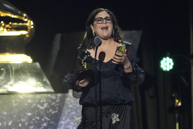 Gabriela Ortiz recibe el premio al mejor compendio clásico por Ortiz: Revolución Diamantina durante la 67ª entrega anual de los premios Grammy el domingo 2 de febrero de 2025 en Los Ángeles. (Foto AP/Chris Pizzello)