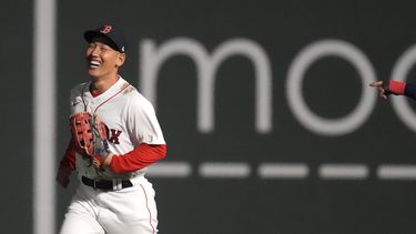 Masataka Yoshida, jardinero izquierdo de los Medias Rojas de Boston, sonríe tras la victoria sobre los Marineros de Seattle, el martes 16 de mayo de 2023 (AP Foto/Charles Krupa)