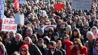 Manifestantes sostienen pancartas durante una marcha de protesta contra el auge de la ultraderecha tras una serie de incidentes contra minorías étnicas y liberales, en Zagreb, Croacia, el domingo 30 de noviembre de 2025. (Foto AP)